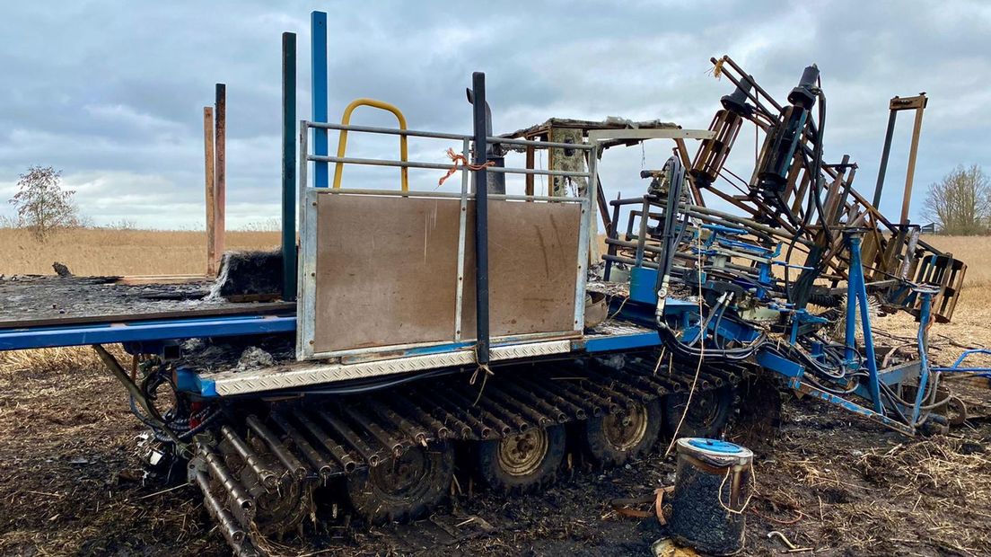 Na de brand is er weinig meer over van de rupsmaaier