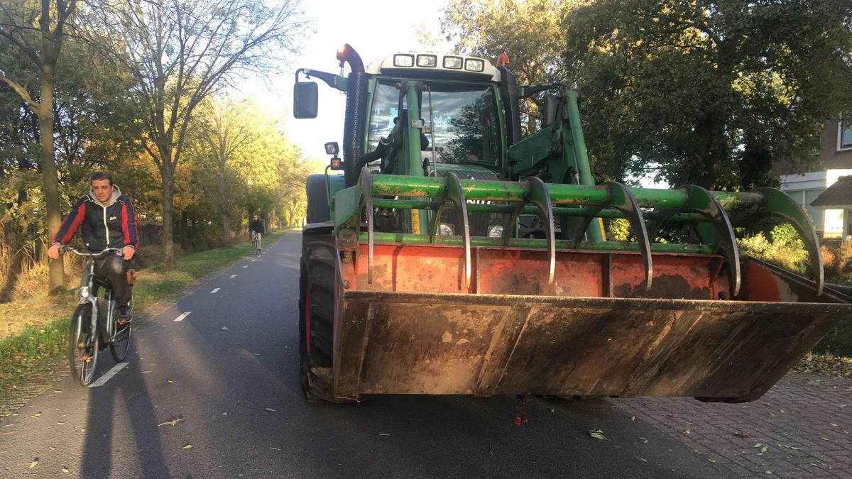 Nu ook 'fietsstraat' buiten bebouwde kom: tractor te gast tussen