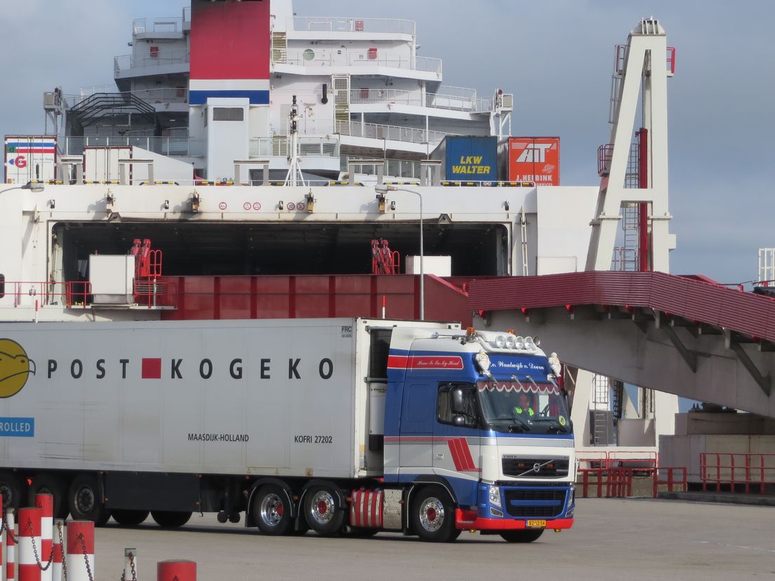 Vrachtwagens gaan aan boord van de ferry naar Engeland