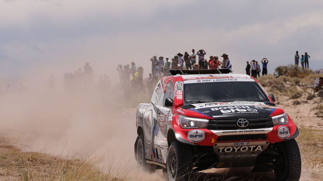 Bernhard ten Brinke heeft de elfde etappe van de Dakar Rally gewonnen. De Zeddammer is de eerste Nederlander ooit die in deze loodzware rally een etappe bij de auto's op zijn naam schrijft. Hij blijft vierde in het klassement.