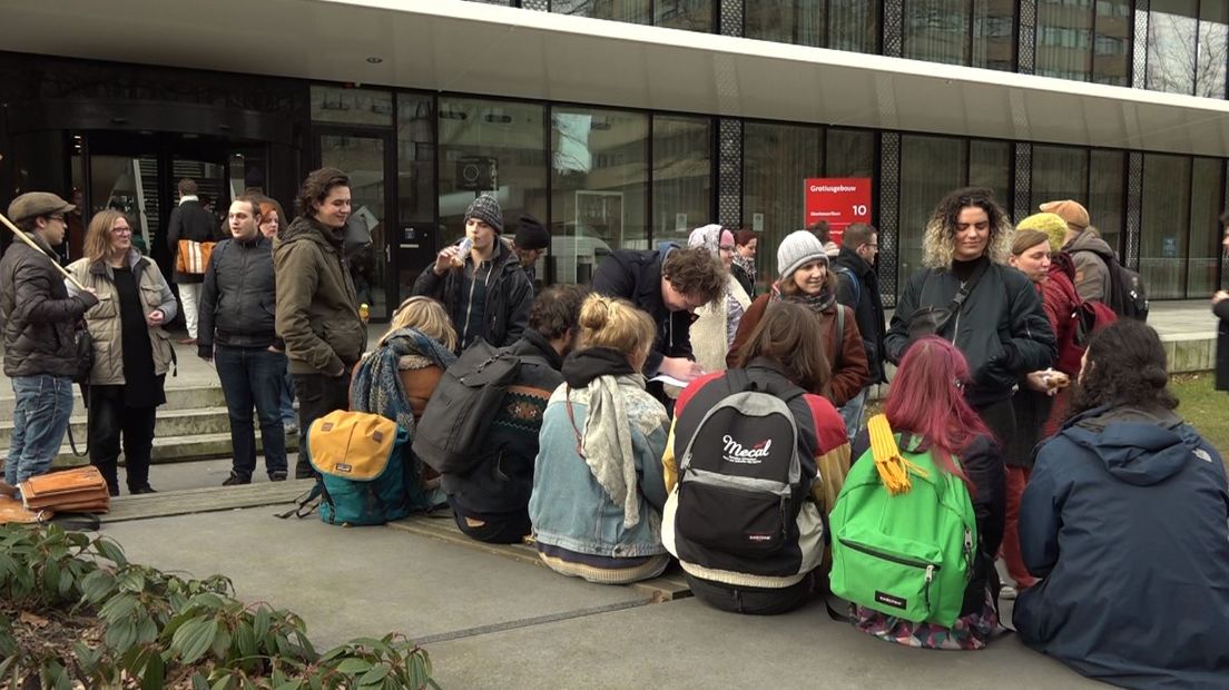 Zo'n zestig studenten van de Nijmeegse Radboud Universiteit zijn woensdagmiddag naar Den Haag vertrokken  om mee te doen aan de demonstratie tegen het beleid van de Amerikaanse president Trump. Organisator Mienke de Wilde vindt het zo belangrijk om een tegengeluid te laten horen tegen de zogenoemde moslimban van Trump, dat ze de kosten voor de busreis naar Den Haag uit eigen zak betaalt.