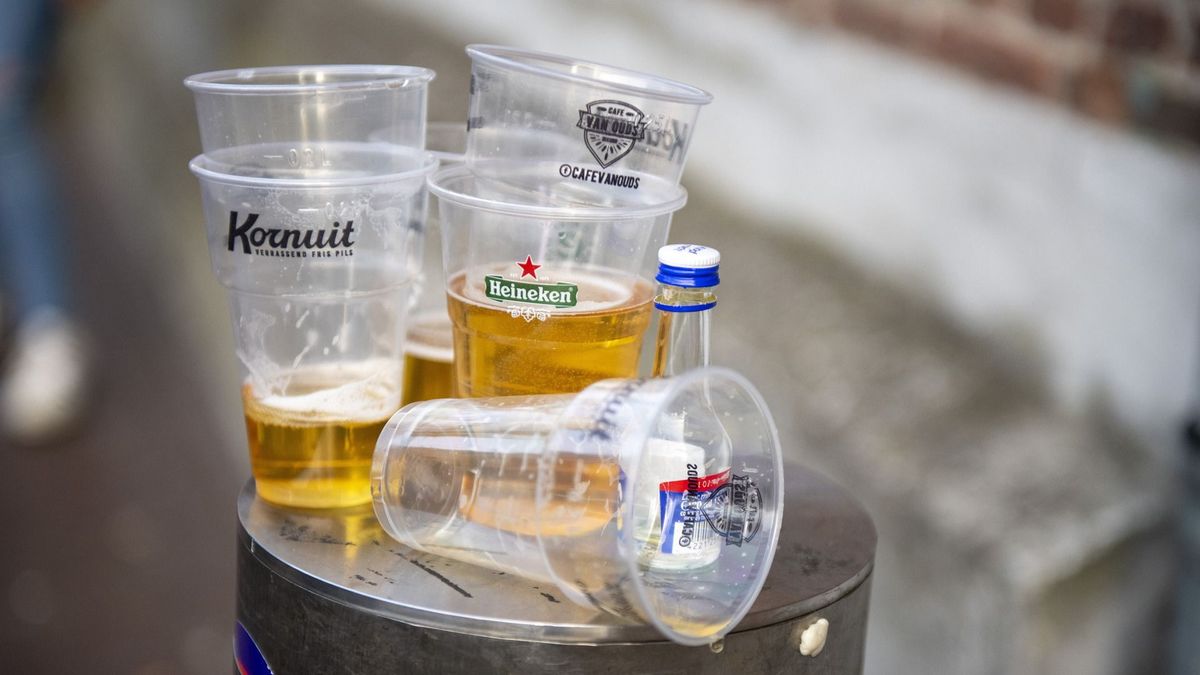 VV Oudehaske neemt afscheid van plastic bekertjes