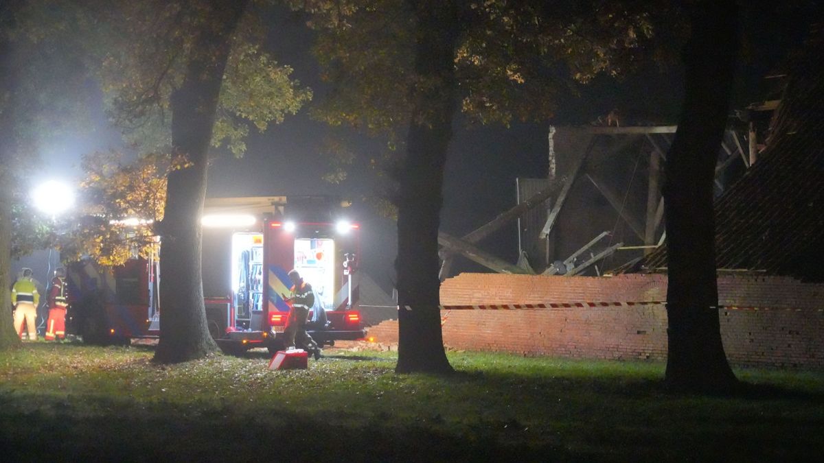 Zwaargewonde na instorten schuur in Bellingwolde