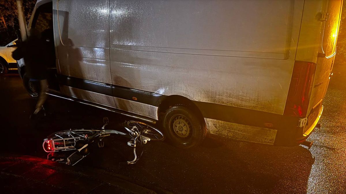Bus botst op 2 fietsers in Zwolle, persoon met spoed naar ziekenhuis