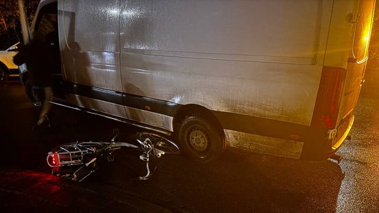 Fietser met spoed naar ziekenhuis na botsing met bus. Fietser met spoed naar ziekenhuis na botsing met bus.