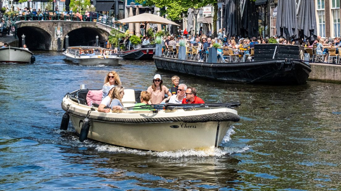Vanaf 2030 mogen waarschijnlijk alleen nog elektrische bootjes in Leiden rondvaren