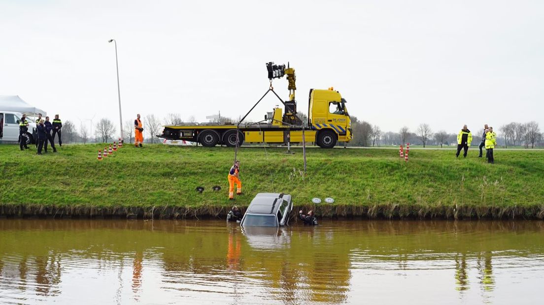 De auto is uit het water getakeld (Rechten: RTV Drenthe/Steven Ophoff)