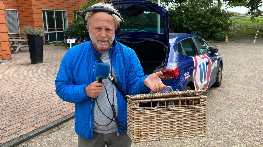 Omroep West-verslaggever Erik Kooyman met duif Mathieu