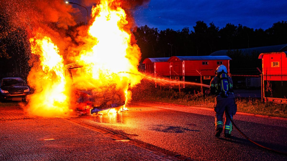 Busje brandt uit in Schoonebeek