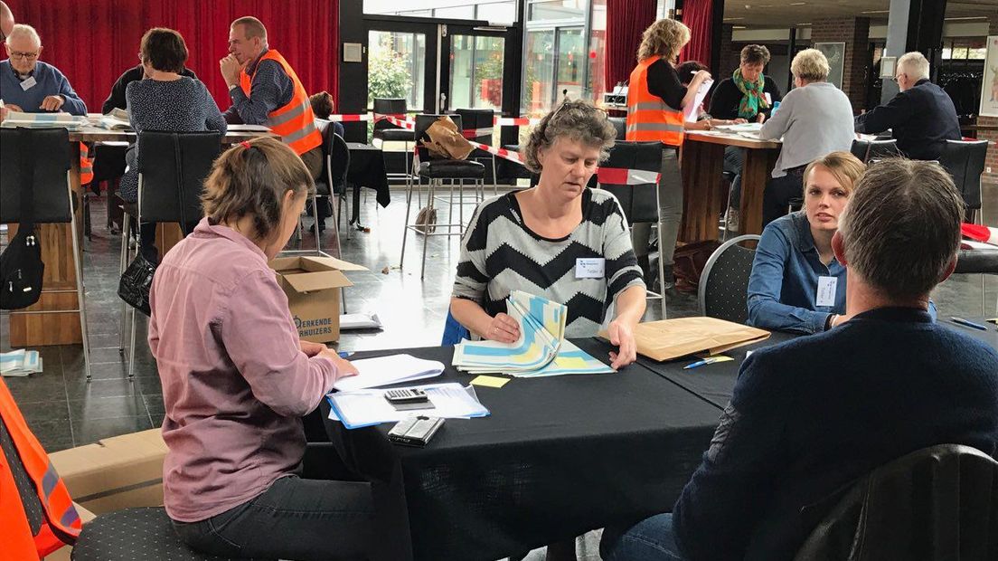 Het hertellen van de stemmen in Hoogeveen (Rechten: Josien Feitsma/RTV Drenthe)
