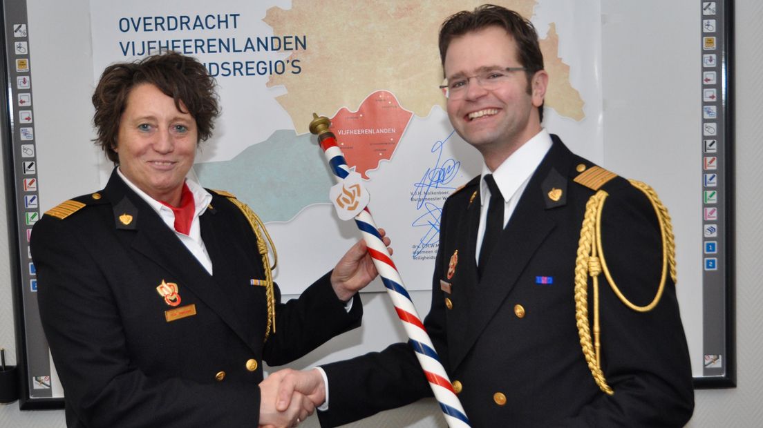 Marko Redelijkheid, van de Zuid-Hollandse brandweer, draagt het stokje over aan de Utrechtse collega Carolien Angevaren.