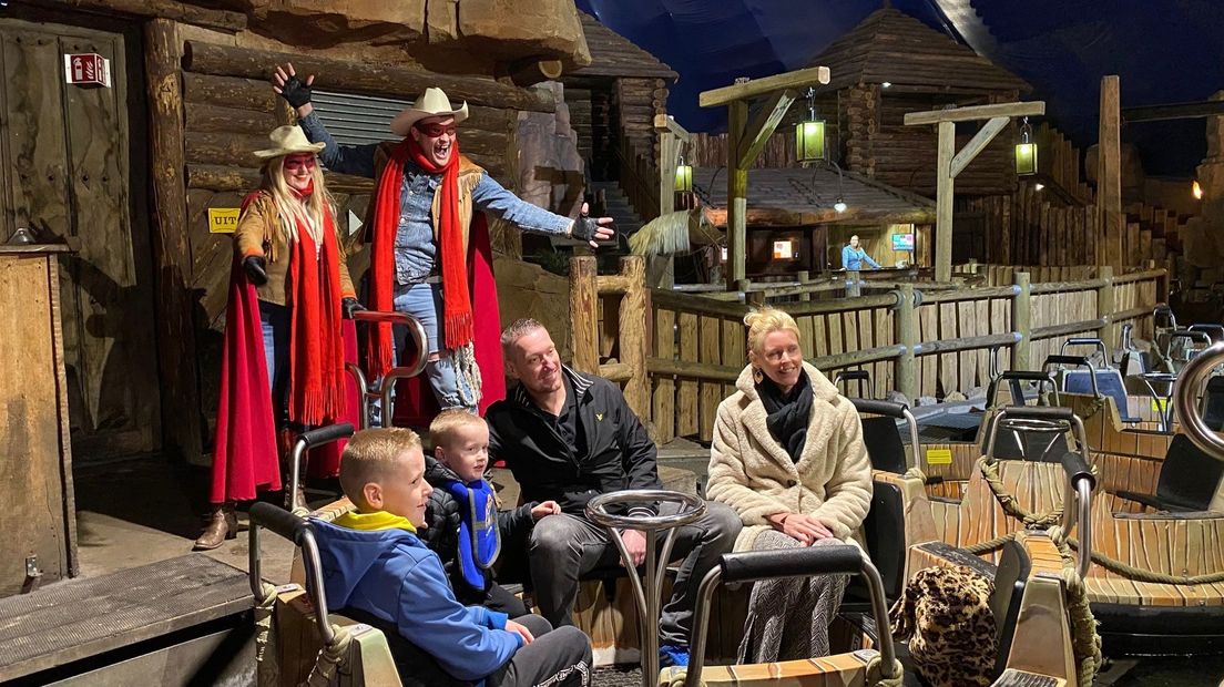 Dit gezin maakt het allerlaatste ritje in de Wild West Adventure