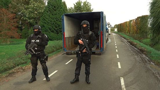 Zwaarbewapende agenten bij 'drugslab' • fietser geschept