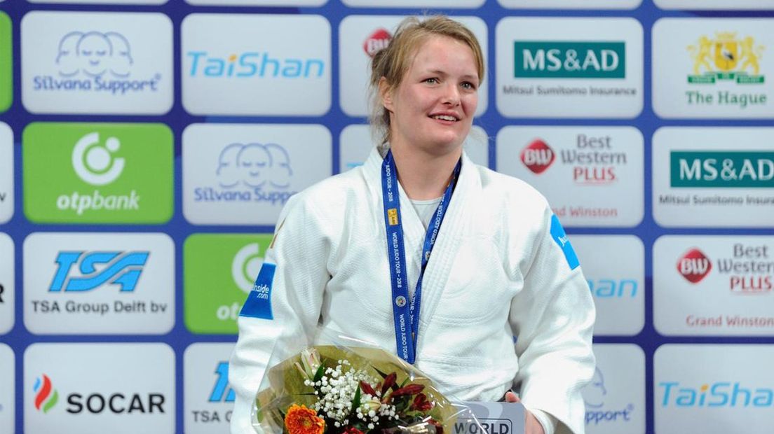 Sanne van Dijke met haar zilveren medaille bij The Hague Grand Prix.