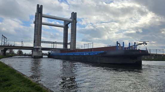 Schip botst tegen spoorburg, treinverkeer stilgelegd Home