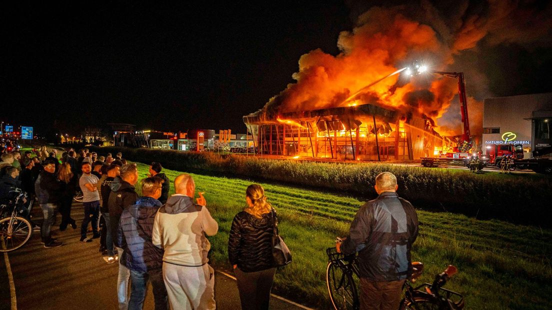 Veel mensen keken van een afstand naar de brand in Zutphen.