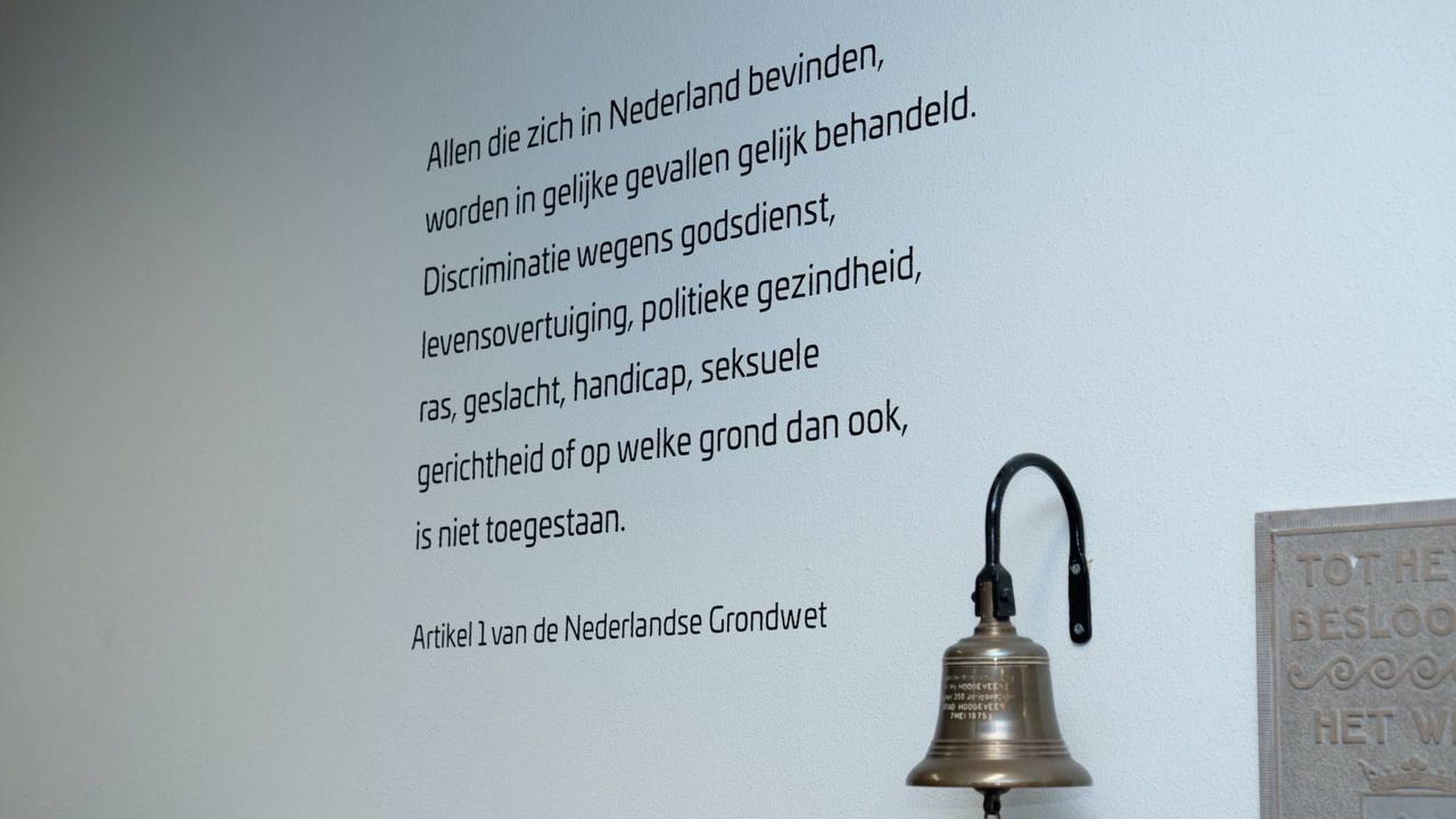 Hoogeveen maakt statement tegen discriminatie: tekst grondwet prijkt in