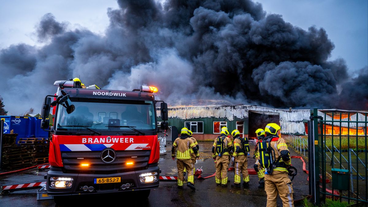 Grote brand bij kwekerij, zwarte rookwolken al van ver te zien