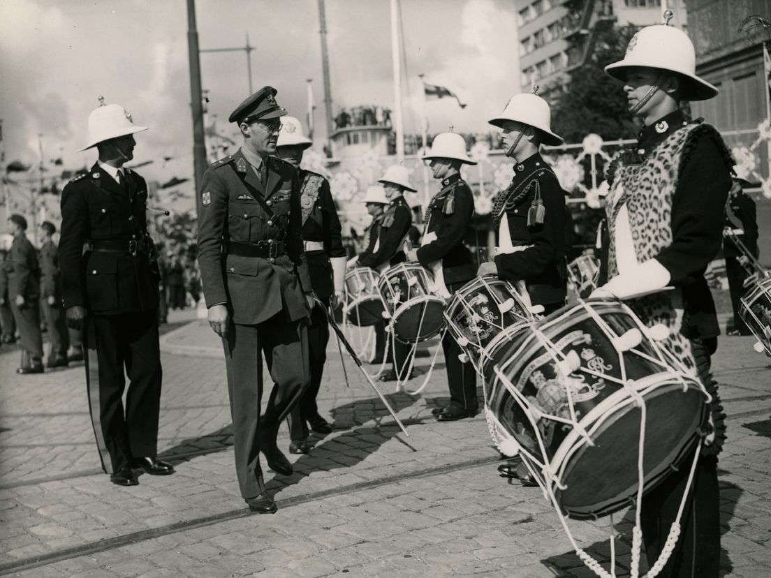Inspectie Royal Marine Band door Prins Bernhard tijdens Vlootweek. Bron: Official Admiralty Photograph