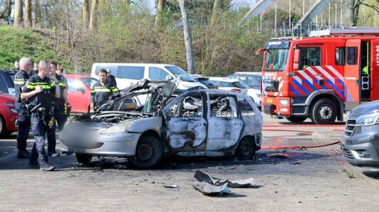 Verkeersruzie escaleert: man steekt eigen auto in brand