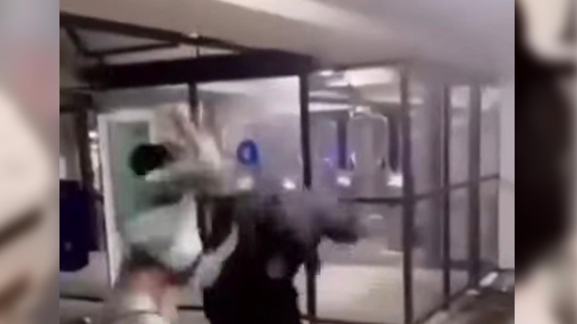 In de parkeergarage krijgt het slachtoffer rake klappen