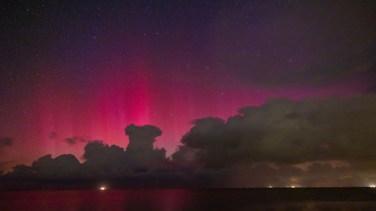 Noorderlicht liet zich vannacht door de wolken zien in Fryslân