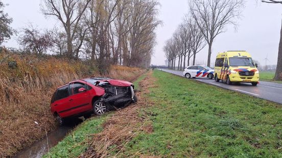 Auto belandt in Sloot
