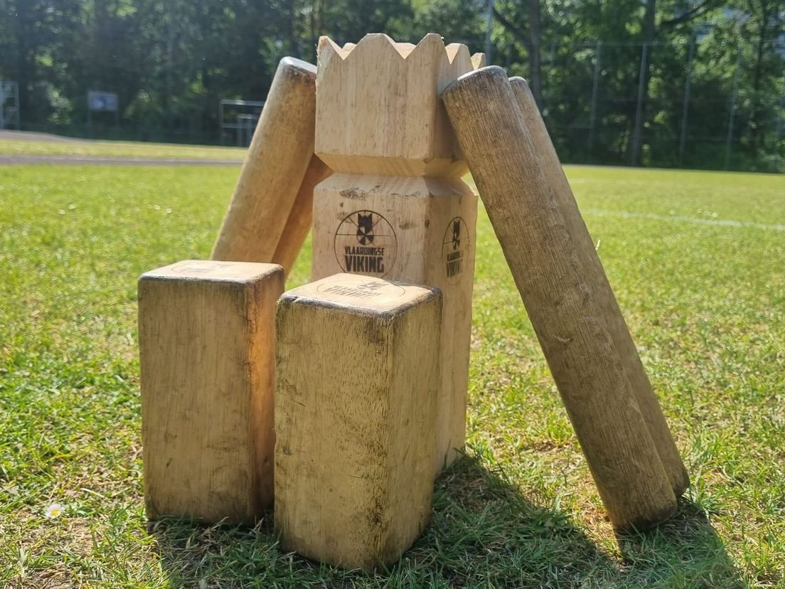 Een deel van het Kubb spel