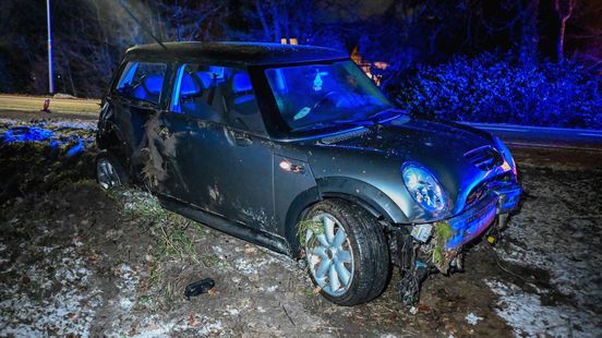 Politie zoekt bestuurder na crash