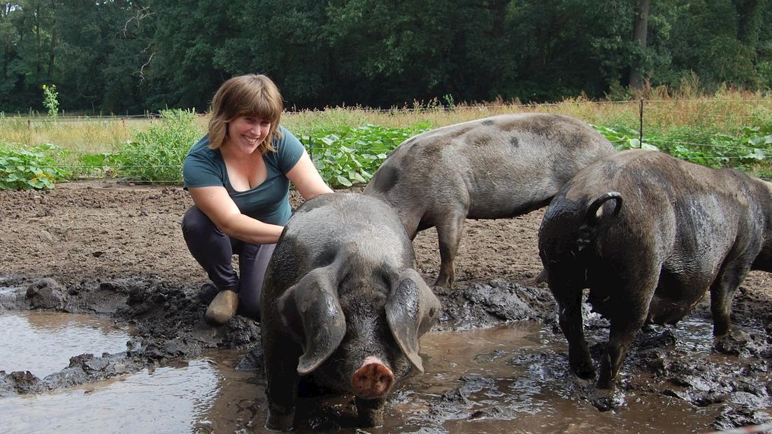Julia Ter Huurne met haar biodynamische varkens