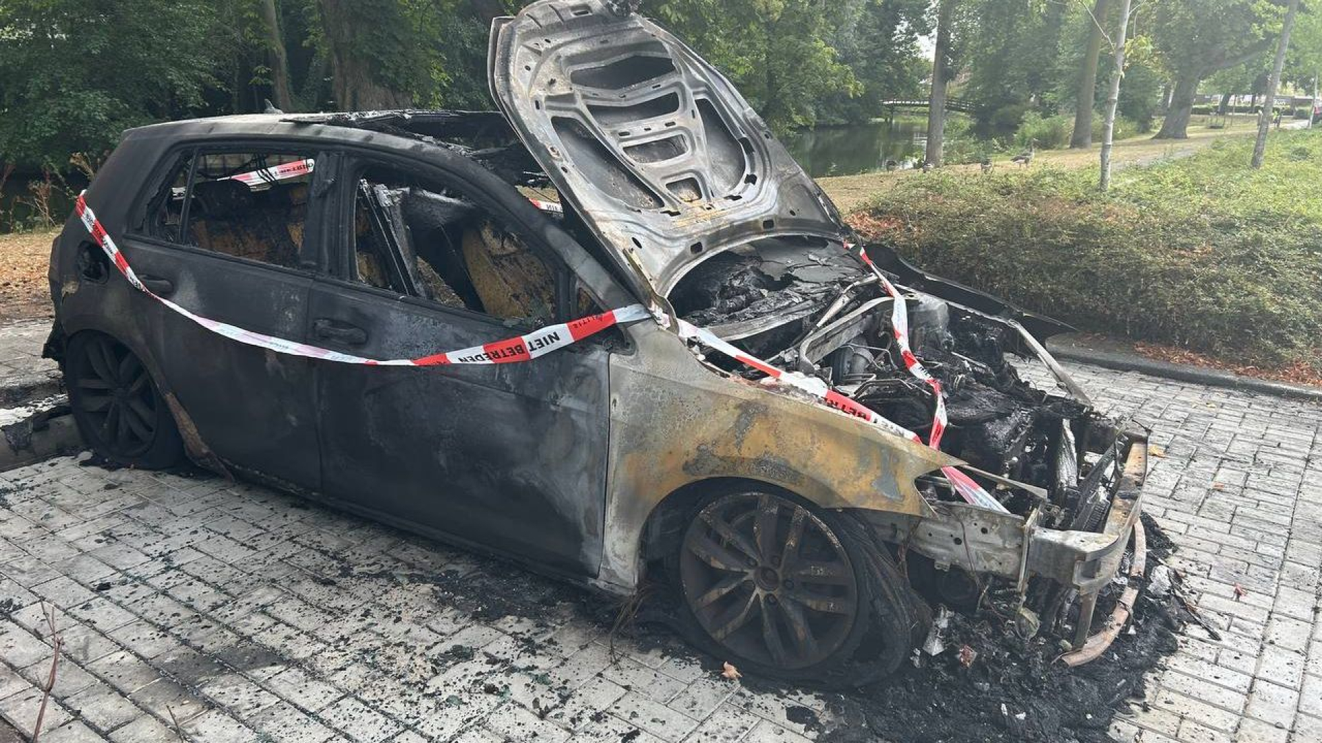 Omwonenden 'in shock' na meerdere autobranden in Tiel: 'Dacht dat er werd geschoten'
