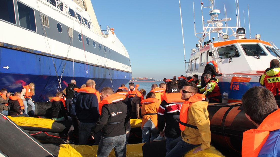 Opvarenden veerboot aan boord van reddingsboot KNRM bij evacuatie-oefening