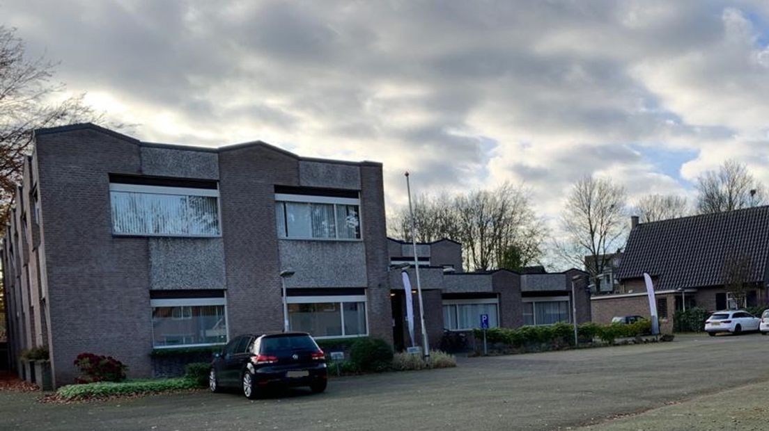 In het pand aan de Steenmeijerstraat moeten 25 woonunits komen voor psychisch kwetsbare cliënten van de RIWB.