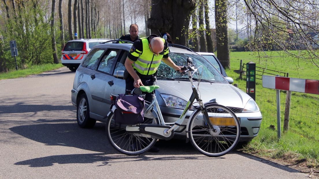 Fietser geschept door auto bij Heinkenszand