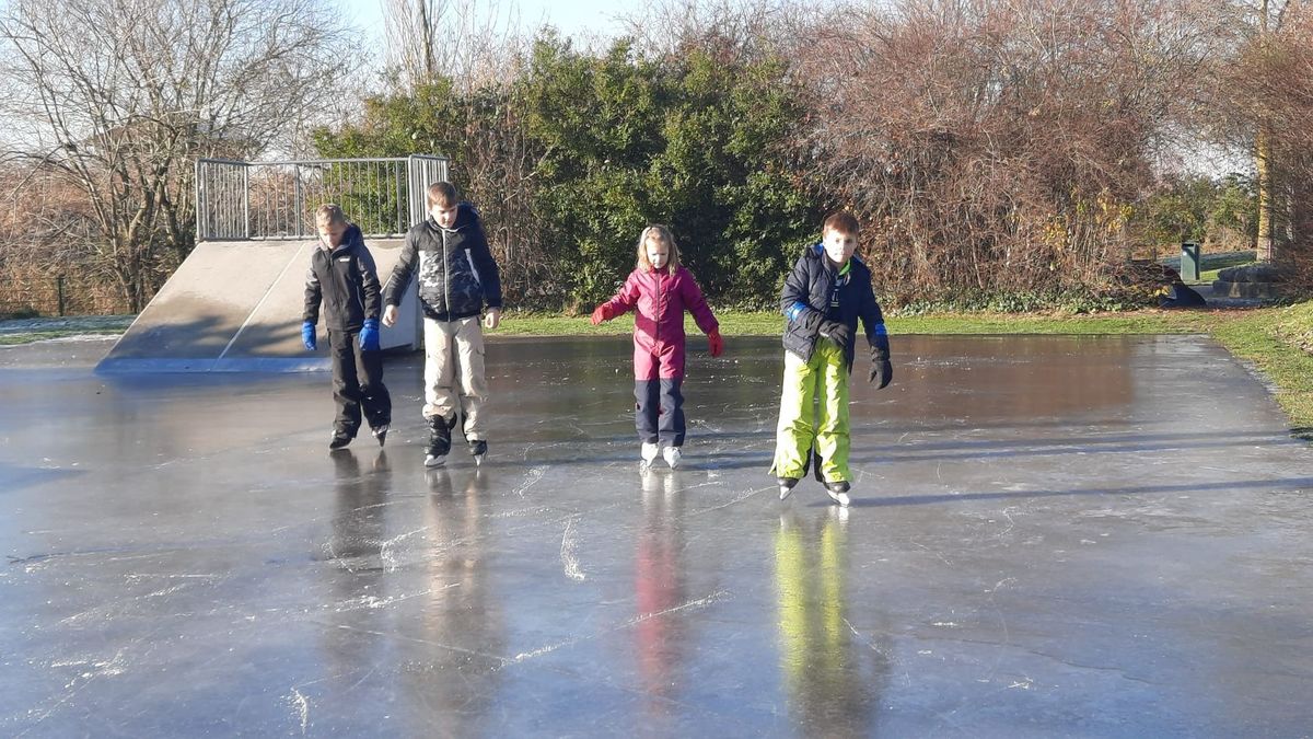 IJsmeester trots na korte nacht: in Wolphaartsdijk wordt op natuurijs geschaatst
