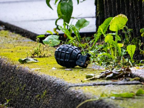 De granaat die is gevonden aan de Vlinderveen in Spijkenisse.