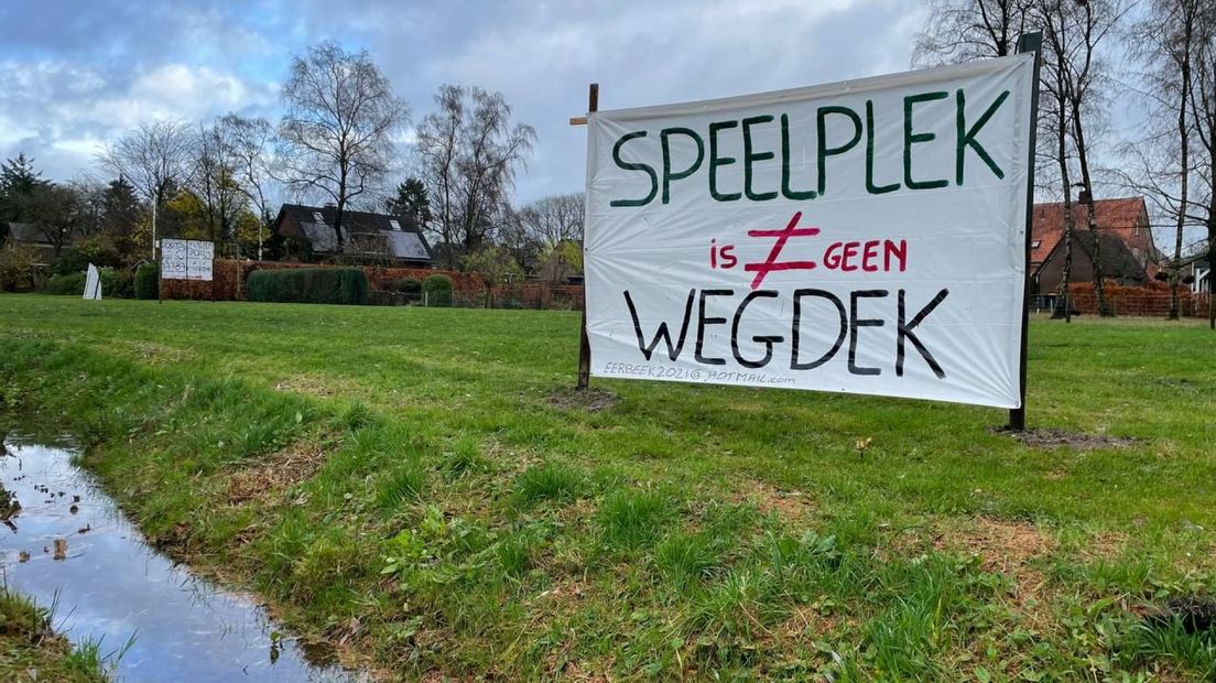 Omwonenden voeren actie tegen de aanleg van de nieuwe weg voor vrachtwagens.