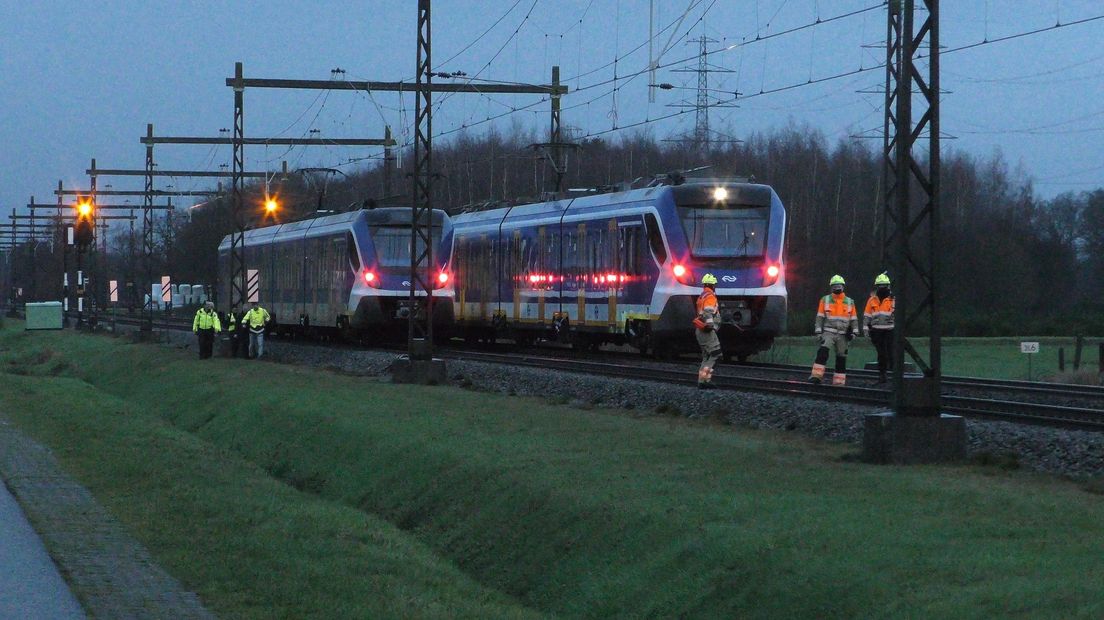 Na de aanrijding staan twee treinstellen stil bij Wijster (Rechten: Persbureau Meter)