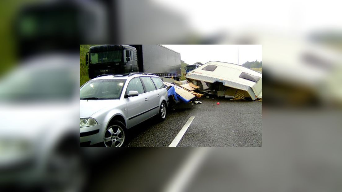 De karavan rekke folslein fernield