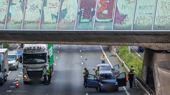 Kop-staartbotsing met autos en vrachtwagen, snelweg tijdelijk deels afgesloten. Kop-staartbotsing met autos en vrachtwagen, snelweg tijdelijk deels afgesloten.