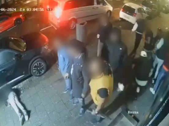 De man uit Den Haag werd neergeschoten en daarna tegen een auto geduwd, waarna hij op de grond viel.