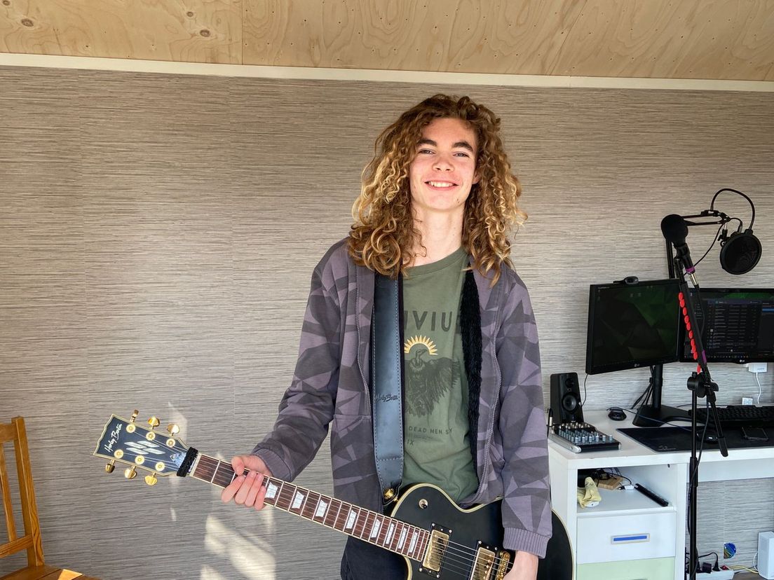 Gitarist/zanger Nick Wilschut thuis in zijn muziekruimte