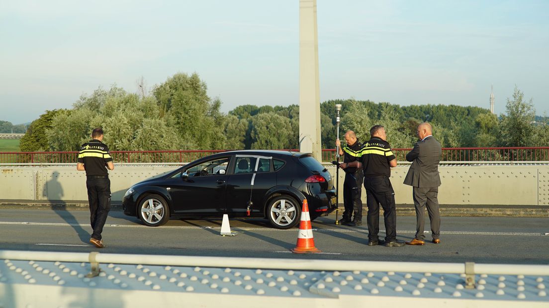 De John Frostbrug in Arnhem was zoals aangekondigd zondag tussen 06.00 en 09.00 uur afgesloten. De politie onderzocht de snelheid van de 22-jarige Apeldoorner die op Koningsdag een dodelijk ongeval veroorzaakte op die brug.