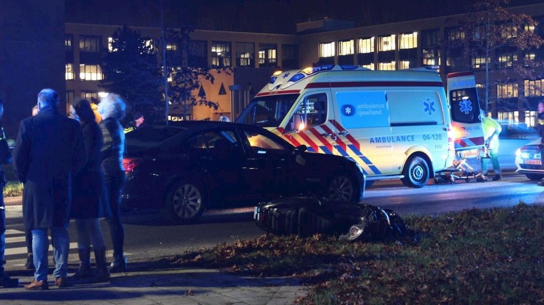 Scooterrijder gewond naar ziekenhuis door aanrijding in Kampen