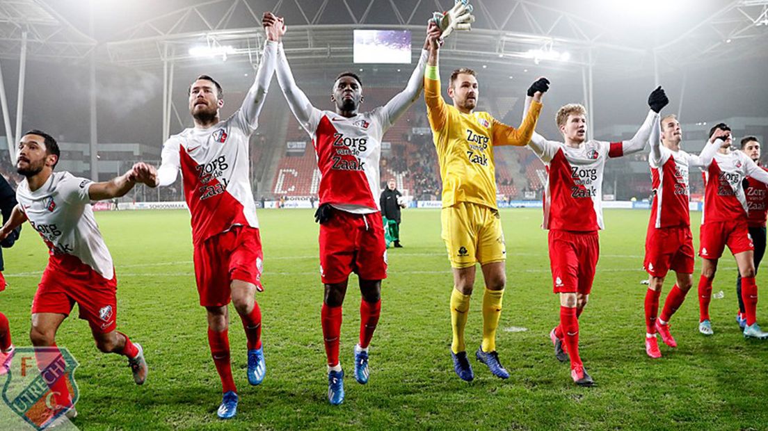 De spelers van FC Utrecht vieren hier nog een overwinning samen met het publiek.