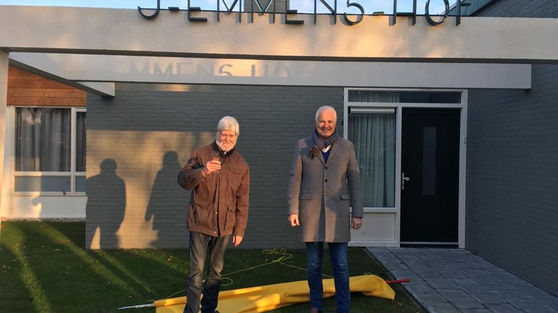 Wethouder Henk Heijerman (rechts) onthulde samen met bewoner Willem Tuijt de naam van het wooncomplex (Rechten: gemeente Aa en Hunze)