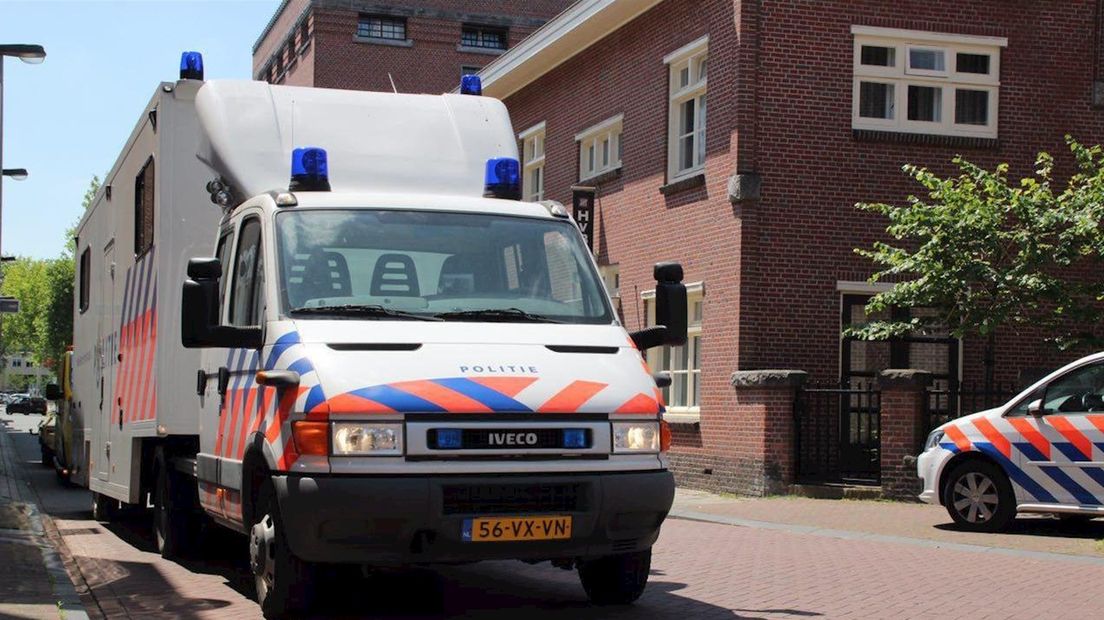 Politie aan de Waag in Almelo na gevonden lichaam