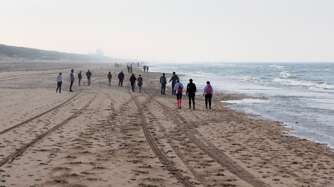 Deelnemers onderweg tijdens de 11strandentocht. 