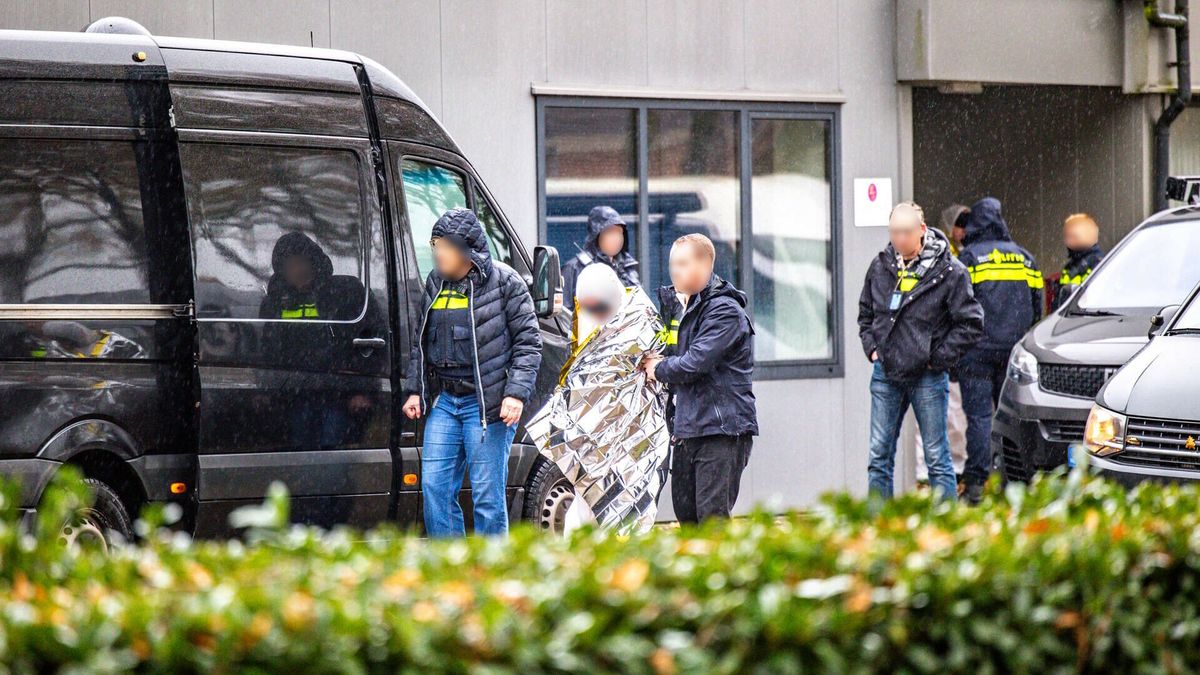 Inval bij drugslab in Klazienaveen, twee verdachten aangehouden