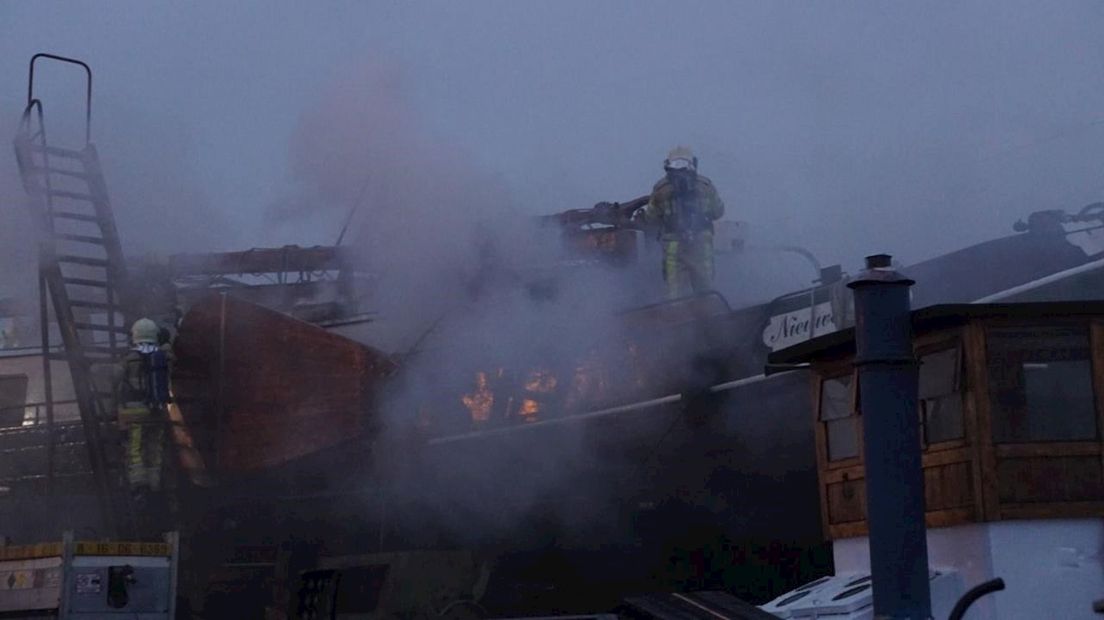 Schip vat vlam in Zwartsluis